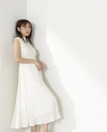 [2회 착용만] N 뷰티 베이직 화이트 플리츠 도트 원피스