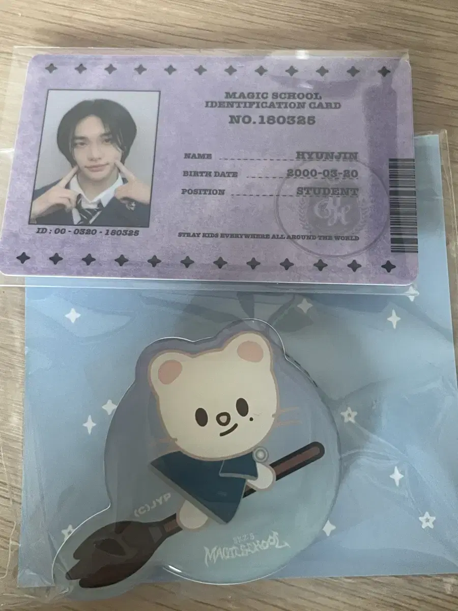 jini Let Grip Tok + hyunjin ID card