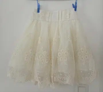리즈리사 아이보리 자수 플레어 스커트