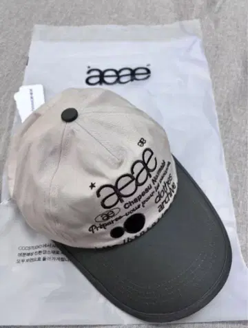 Aeae 카키와 그린의 투톤 컬러의 남녀 공용 야구 모자입니다.