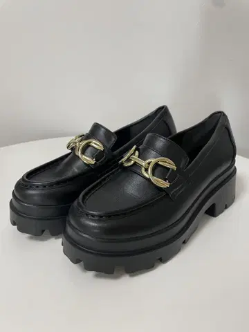moussy 블랙 가죽 통굽 로퍼 S 사이즈