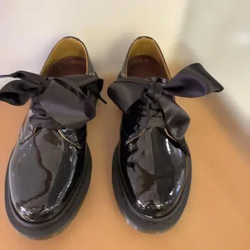 새상품급 닥터마틴 블랙 에나멜 빔즈 35 5 사이즈