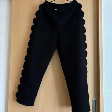 스캘럽 엣지 블랙 팬츠