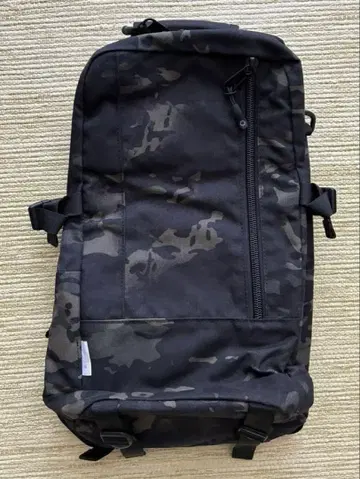 DAYPACK 백팩 (블랙 카모플라주) 22L