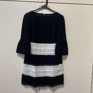 TOBECHIC 레이스 장식 블랙 오리 소매 튜닉