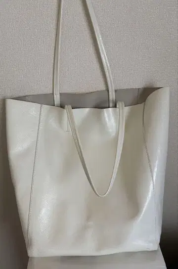자라 화이트 가죽 숄더백