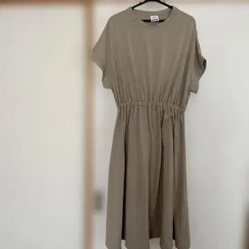 Beams Design 베이지 무릎 기장 원피스 반팔