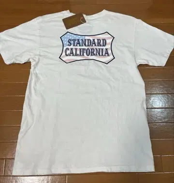 STANDARD CALIFORNIA 플래그 쉴드 로고 티셔츠 XL