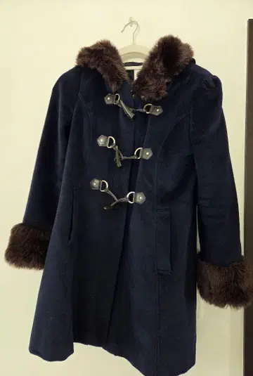 네이비 코트 퍼 포함 CECIL McBEE
