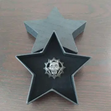 죠죠의 기묘한 모험 브로치 킬러 퀸