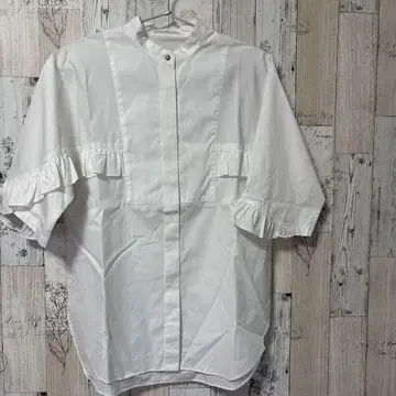 프릴이 달린 화이트 반팔 셔츠
