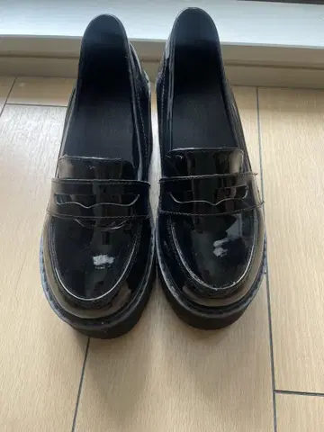 블랙 에나멜 통굽 로퍼