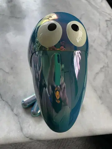 메탈릭 파란색 캐릭터형 피규어