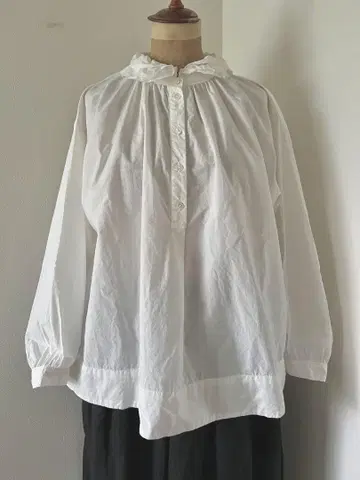 한정 가격! nest Robe 꽃잎 같은 옷깃 블라우스 코튼 라미 화이트