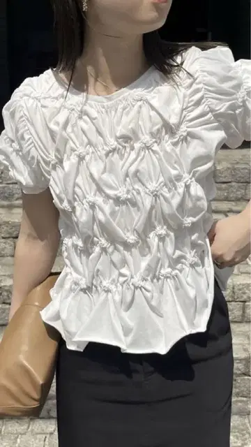 화이트 프릴 반팔 상의