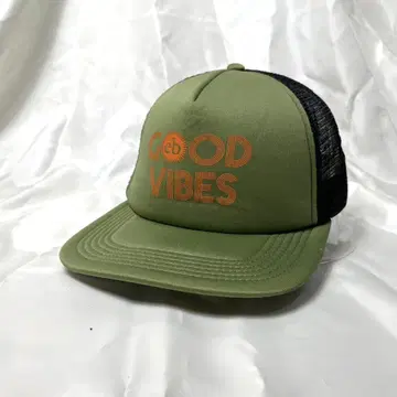 GOOD VIBES 영어 카키 프린트 로고 5패널 메쉬 캡