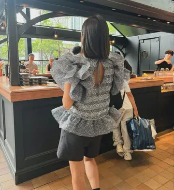 로지몬스터 프릴이 달린 그레이 계열 반팔 셔츠