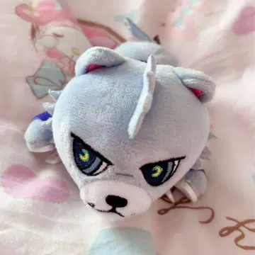 루브 군 어깨에 올라탄 봉제 인형