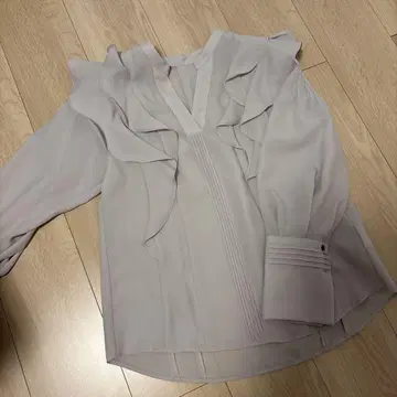 스나이델 더블 프릴 블라우스 베이지