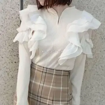 다즈린 프론트 후크 긴팔 프릴 상의 베이지