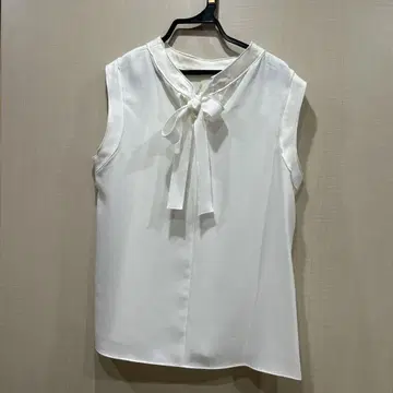 화이트 리본 포함 슬리브리스 셔츠