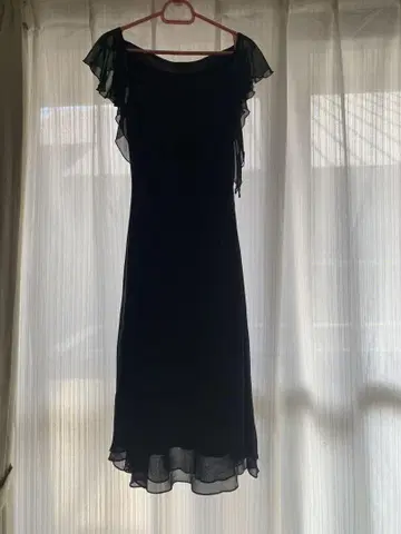 블랙 프릴 슬림 핏 드레스