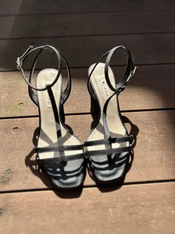 Diana 블랙 스트랩 샌들 24cm