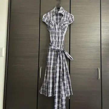 네이비와 화이트 체크 무늬 반팔 원피스