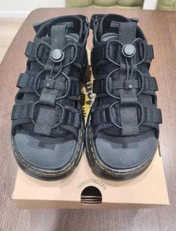 Dr. Martens 블랙 스포츠 샌들