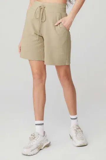 alo yoga EASY SWEAT SHORT - 베이지