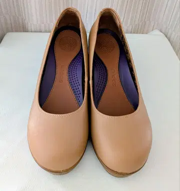 컨디션 최상 크록스 베이지 웨지 힐 펌프스