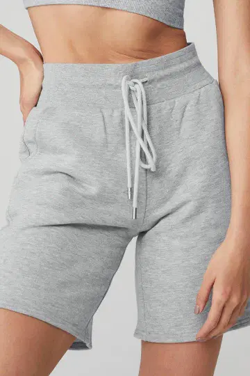 alo yoga EASY SWEAT SHORT - 그레이