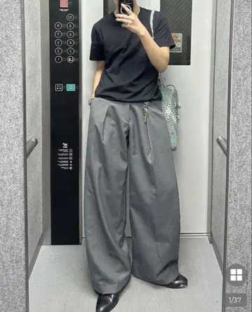 그레이 와이드 팬츠 턱이 있는