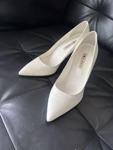 DIANA 아이보리 악어 엠보싱 펌프스