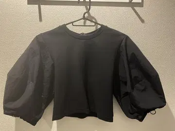 UN3D. 블랙 벌룬 소매 크롭 상의