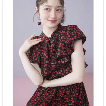 블랙 베이스에 빨간색 꽃무늬 프릴 소매 원피스