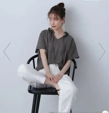 내추럴 뷰티 베이직 넥 프릴 디테일 반팔 블라우스