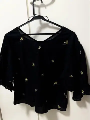 W/closet 블랙 플라워 무늬 자수 5부 소매 셔츠