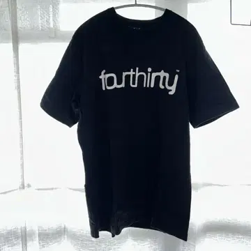 fourthiny 로고 티셔츠 블랙 반팔
