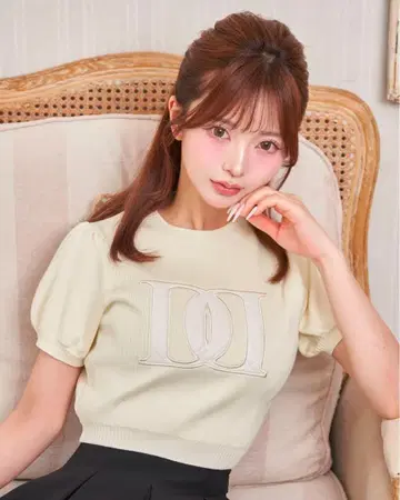 다리치 #백 오픈 아플리케 니트 탑