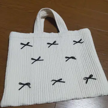 새상품급 누비백 NARU 토트백 화이트 리본 포함 포켓 부착