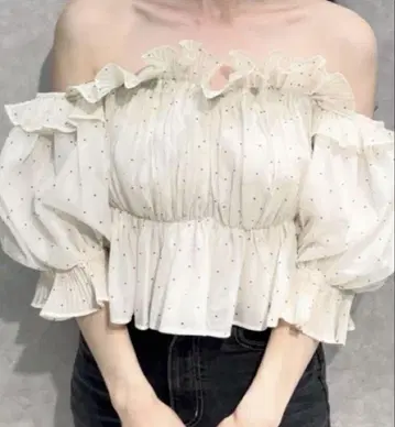 snidel 볼륨 개더 프릴 오프숄더 블라우스