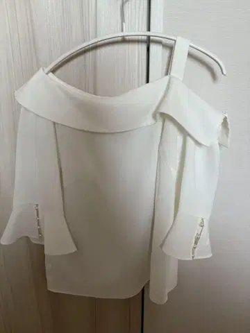 오프숄더 화이트 블라우스