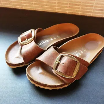 BIRKENSTOCK 브라운 빅 버클 샌들 36