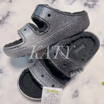 클래식 코지 샌들 글리터 실버 통굽 보아 지비츠 포함