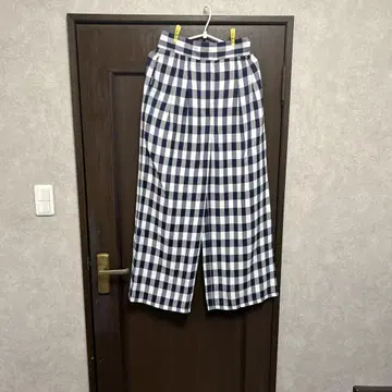 네이비와 화이트 체크 무늬 와이드 팬츠