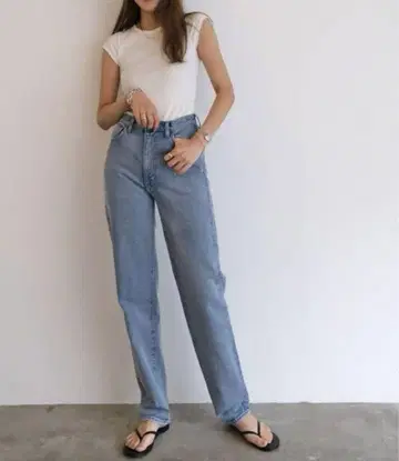 AKTE 라이트 블리치 데님 팬츠 1