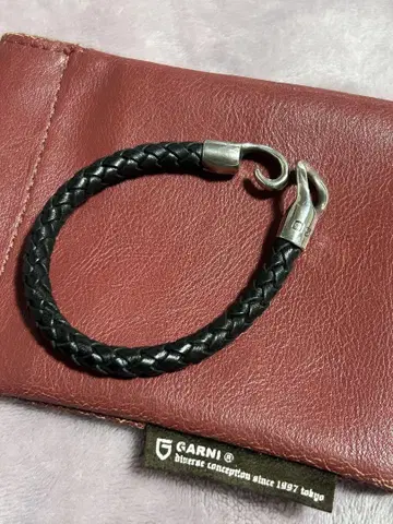 GARNI 블랙 가죽 뜨개질 팔찌