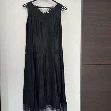 콤사 레이스 장식 블랙 슬리브리스 원피스 9호