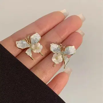 나비와 꽃 디자인 귀걸이